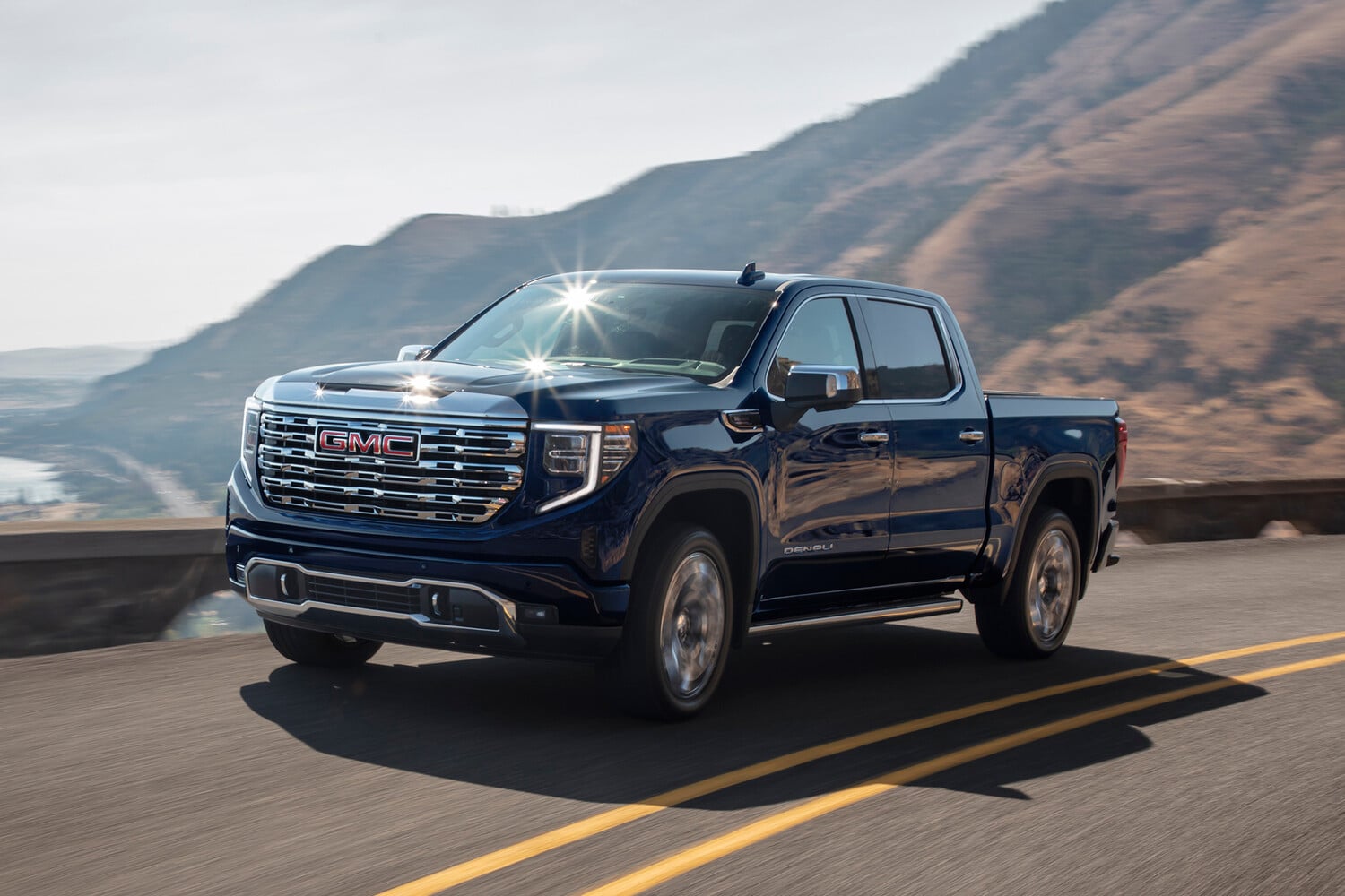 GMC Sierra 2023 года появился в автосалонах России