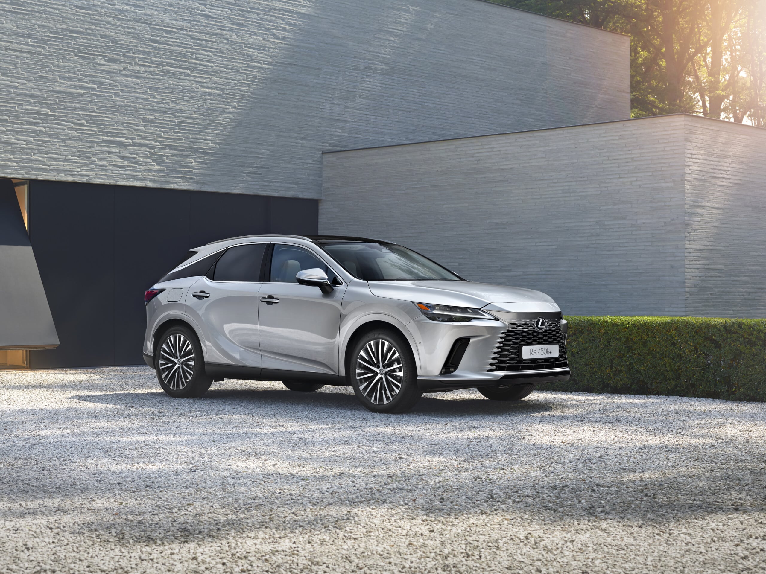 Lexus RX 2023 появился в автосалонах России: цены и комплектации