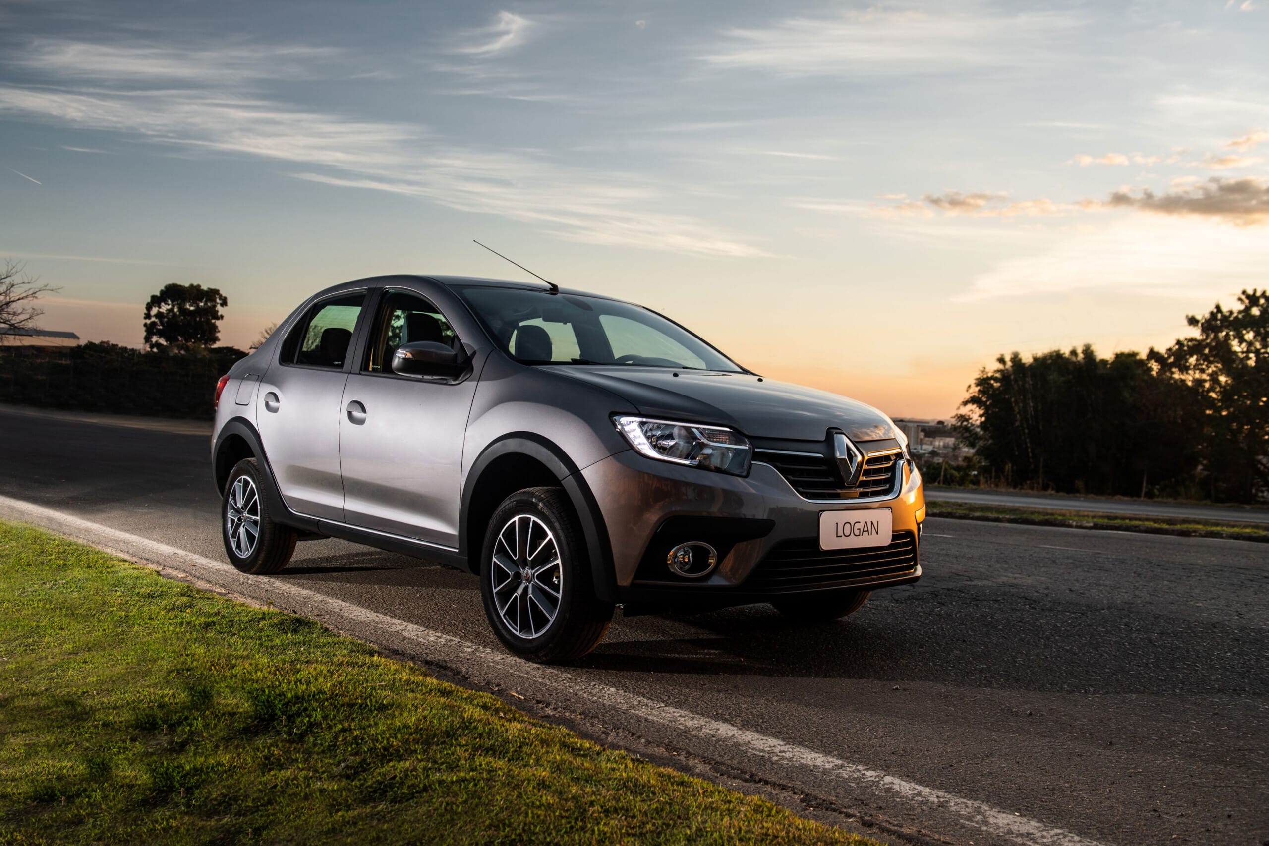 Renault Logan 2023 доступен в России по цене от 1,62 млн рублей.
