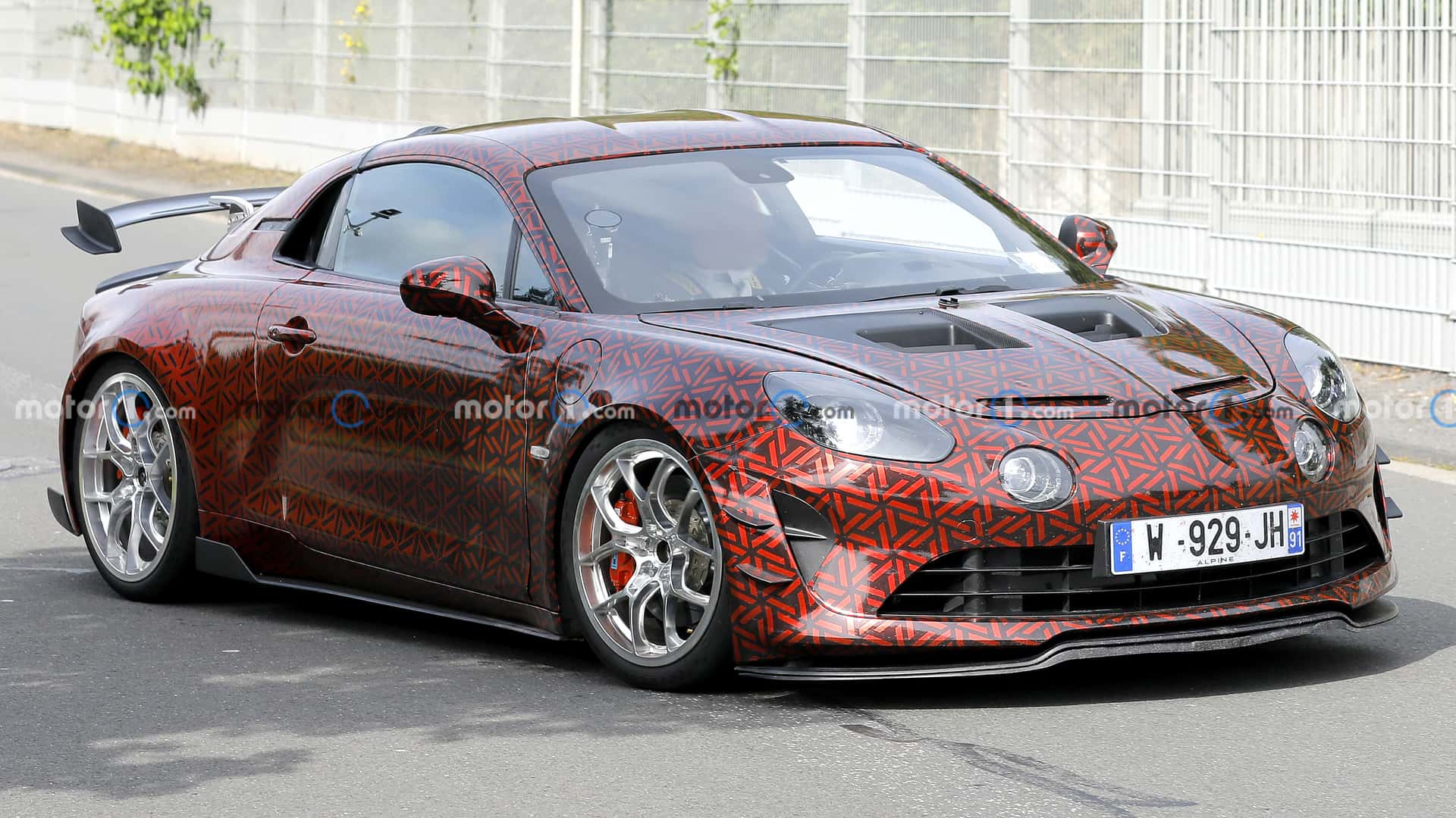 Alpine A110 2024 замечен на дорожных испытаниях