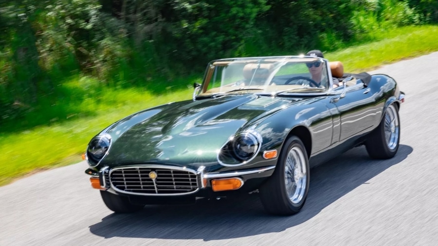 Jaguar E-Type — роскошный электрический родстер.