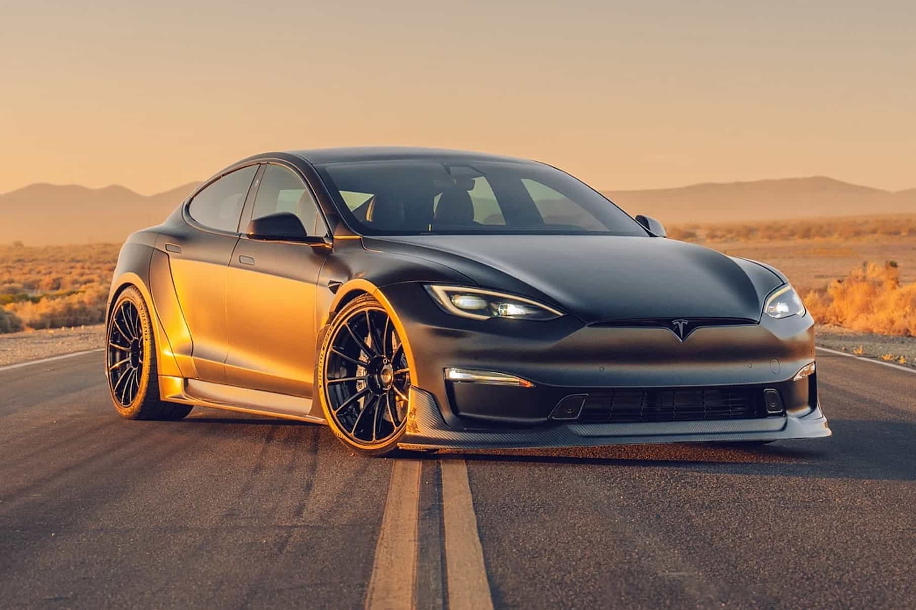 Tesla Model S 2023 представлена ​​в версии Dark Knight