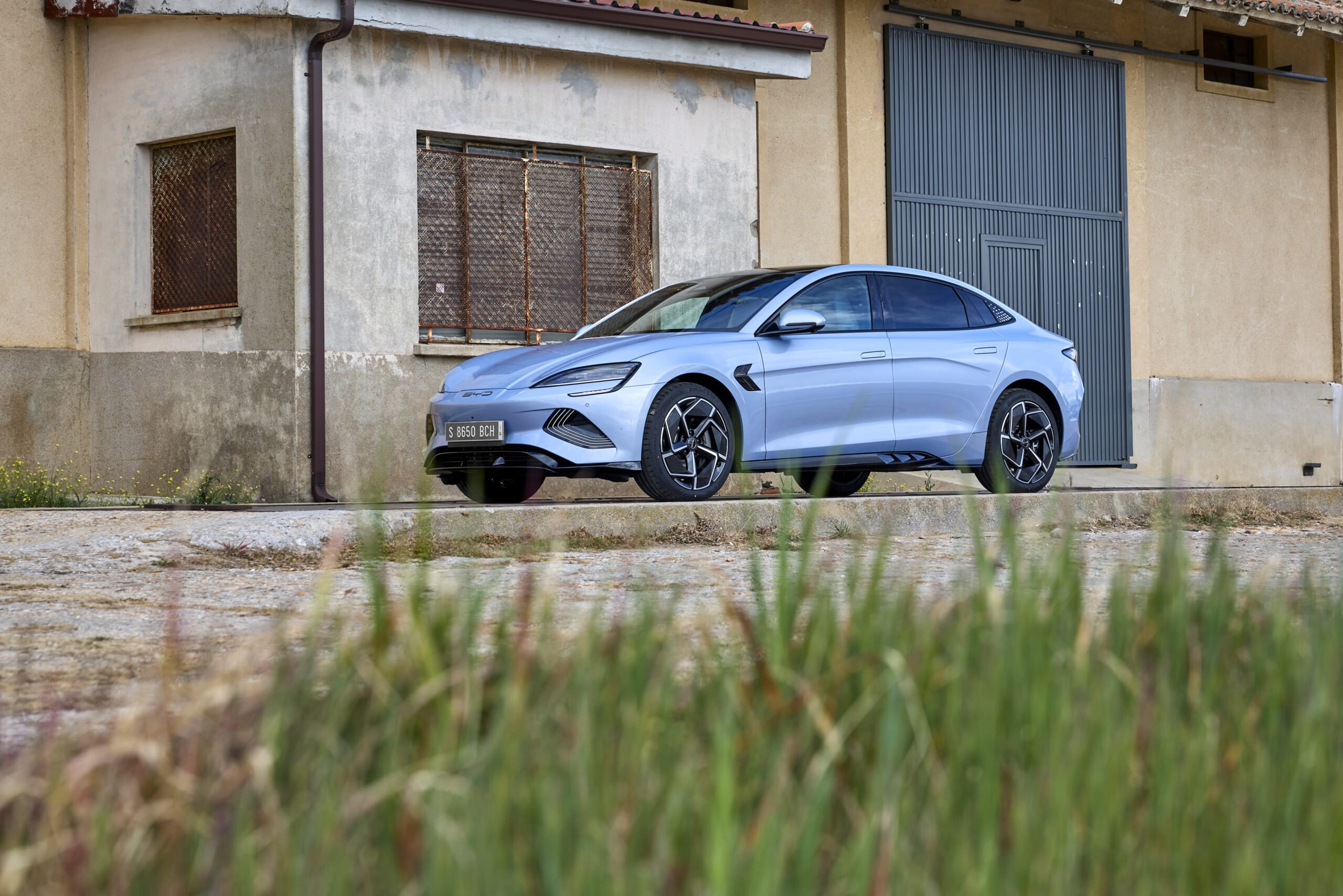 BYD Seal 2023 — достойный конкурент Tesla Model 3