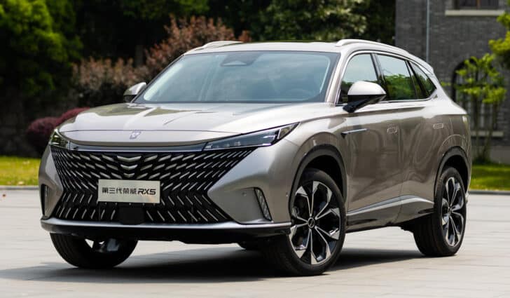 Roewe RX5 2023 продается в России по цене 3,3 миллиона рублей.