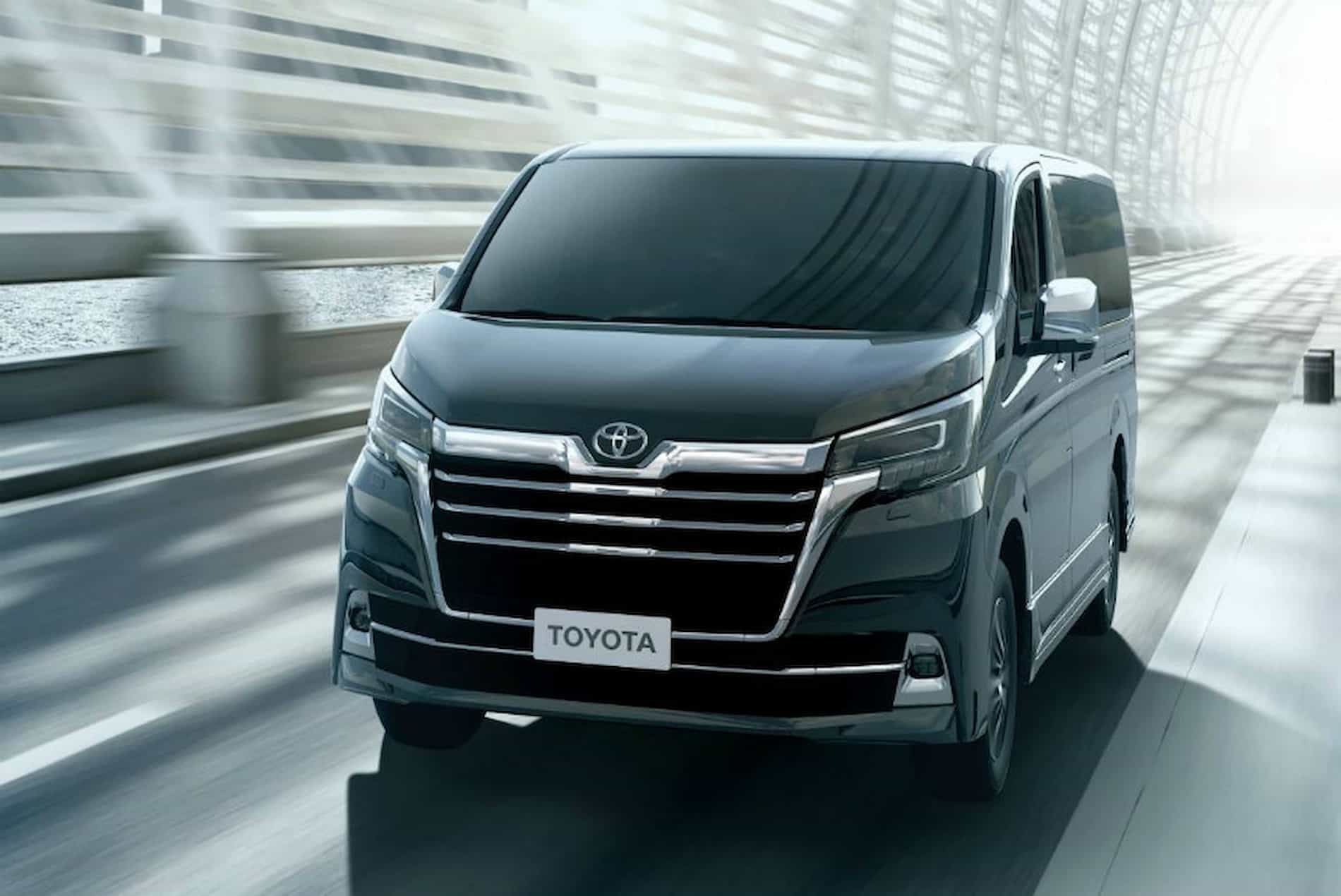 Toyota Granvia 2023 продается в России по цене 8,7 млн ​​рублей.