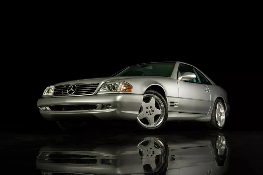 Капсула времени: Mercedes-Ben SL 500 с пробегом 2700 км выставили на продажу
