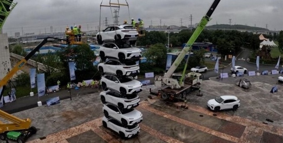 Chery воспроизводит невероятный трюк Volvo с автовышкой