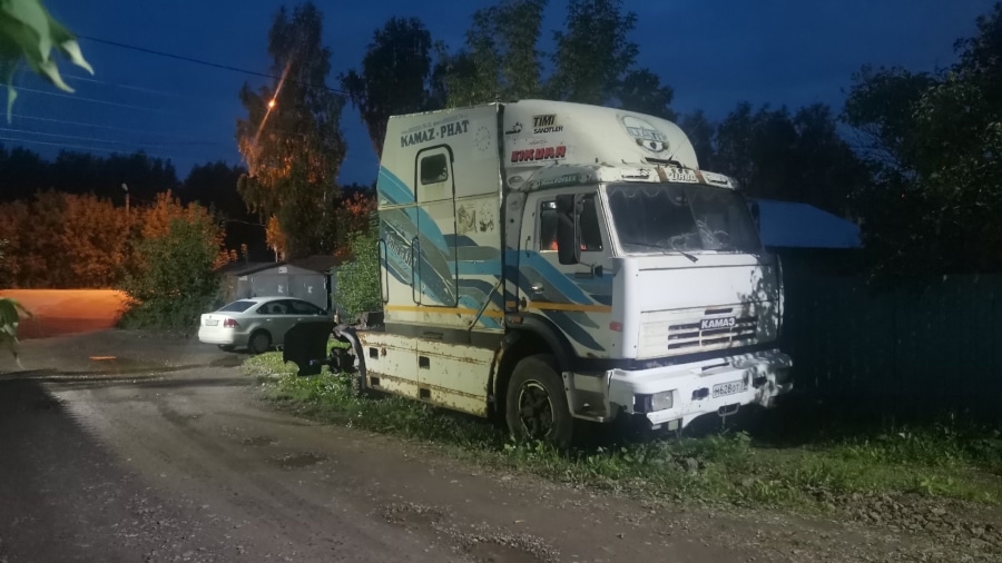 Вот что осталось от супертягача КАМАЗ-54112М с гигантским спальным мешком