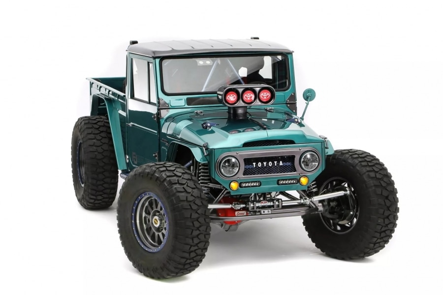 Toyota FJ Bruiser — пикап с гусеницей снизу и двигателем V8 от гоночного автомобиля NASCAR.