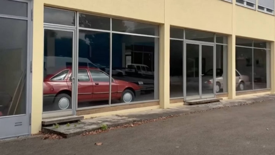 Заброшенный автосалон Ford с прекрасно сохранившимися автомобилями 1980-х годов.
