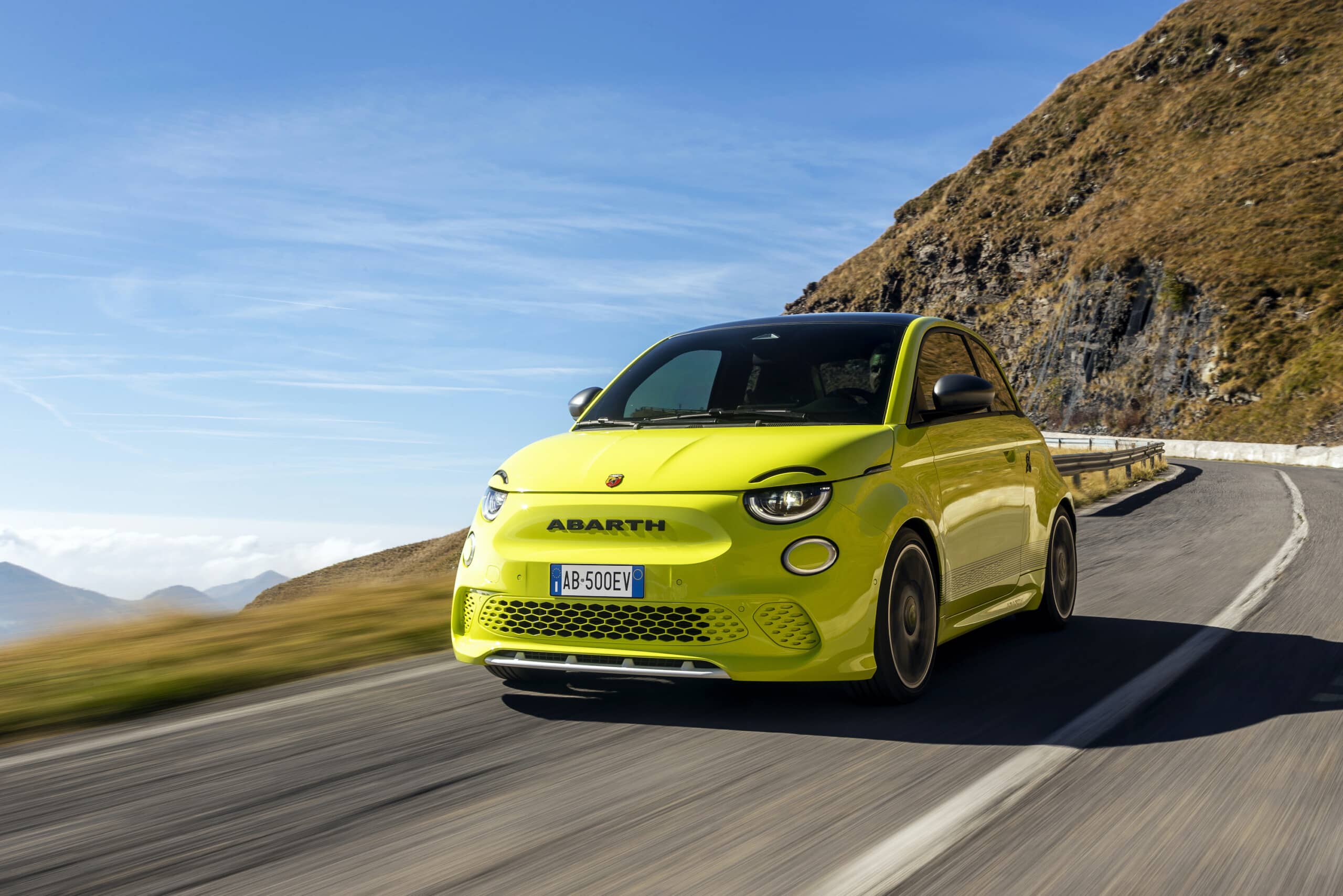 Abarth 500e 2023 отлично справился с «лосиным тестом»