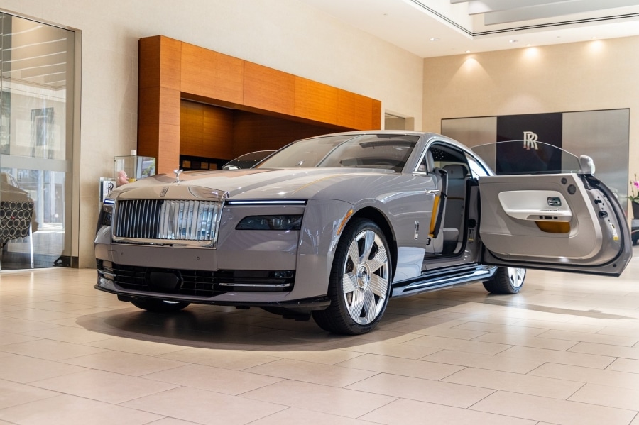 Американец купил сразу два роскошных электромобиля Rolls-Royce Spectre: в чем причина