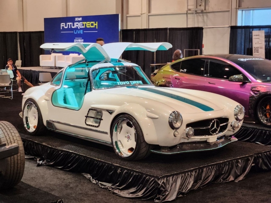 Электромод с кузовом в стиле Mercedes 300 SL на базе Tesla Model 3 показали на SEMA