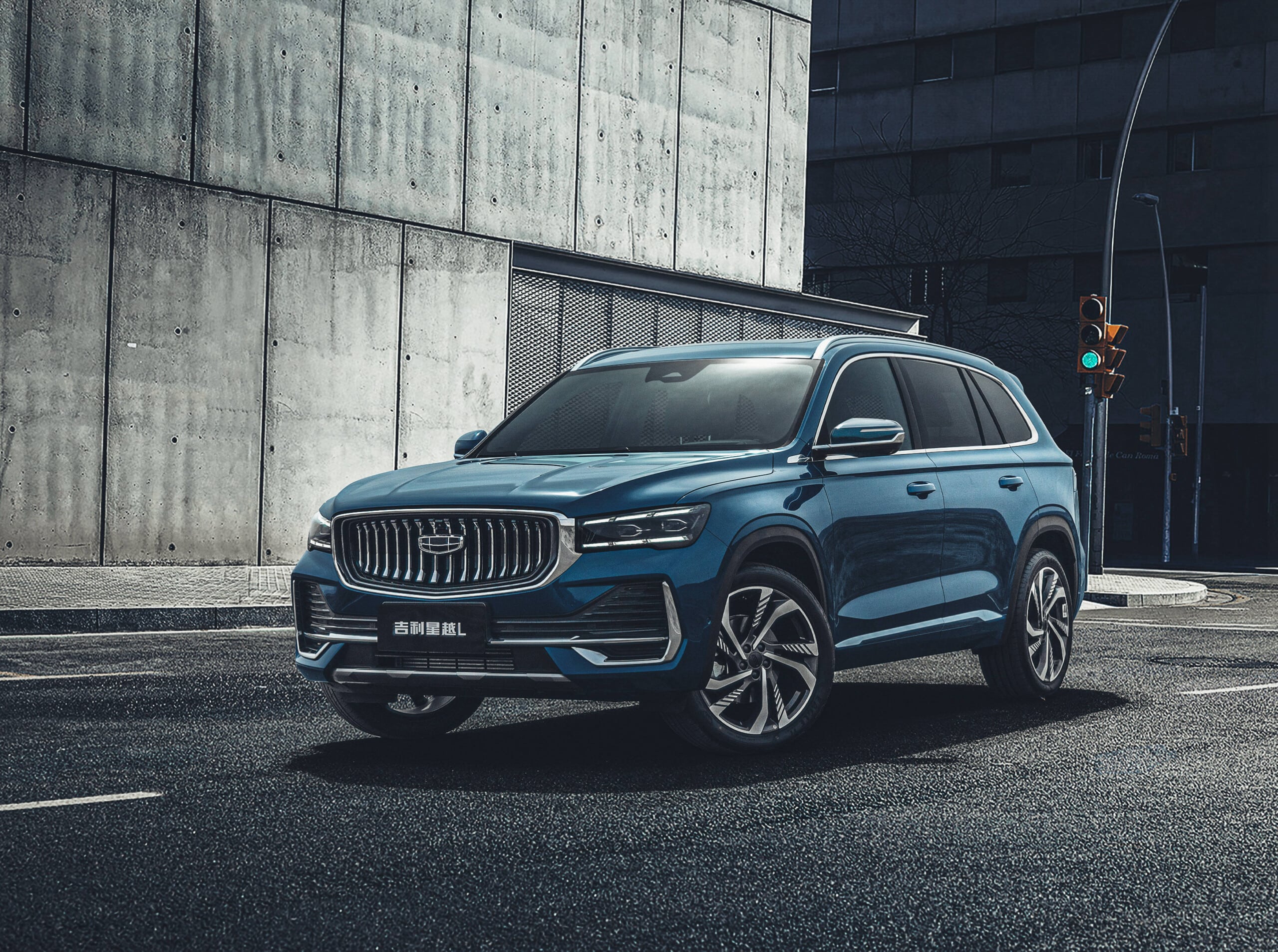 В России ажиотаж вокруг Geely Monjaro, представлен минивэн Volvo EM90 и как отучить себя «прижиматься» к машине сзади