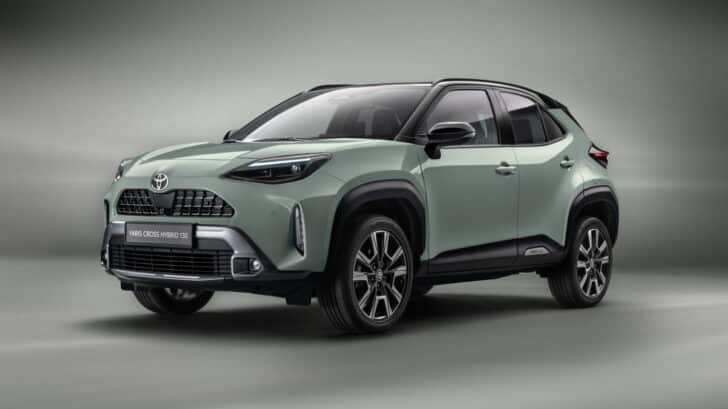 Toyota Yaris Cross 2024 представлена ​​в новой гибридной версии
