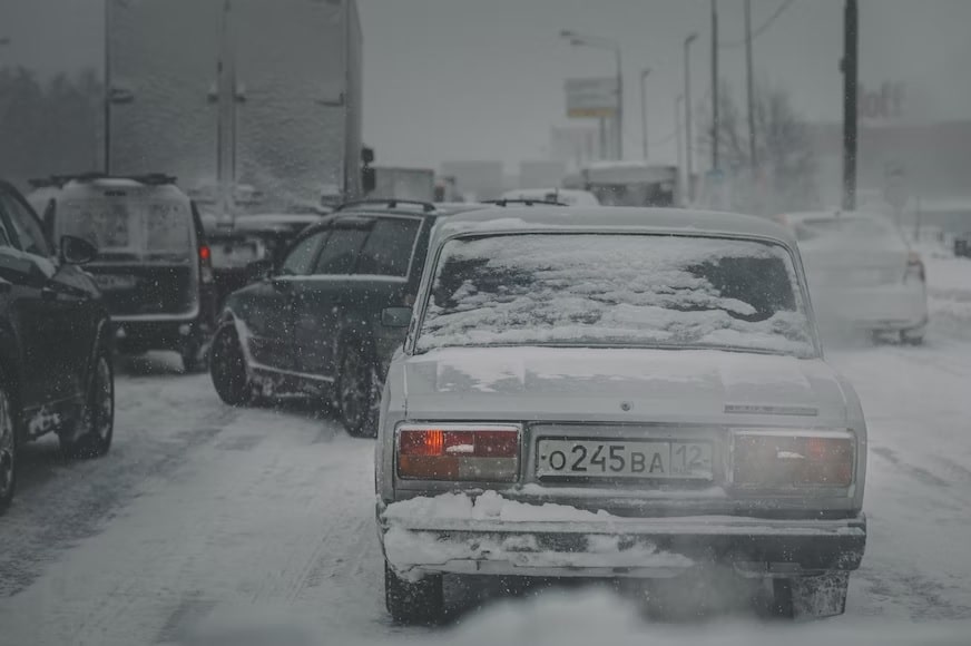 Езда на автомобиле с почти пустым топливным баком зимой может повлечь за собой неприятные последствия.