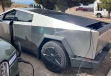 Tesla Cybertruck заряжает Rivian R1T