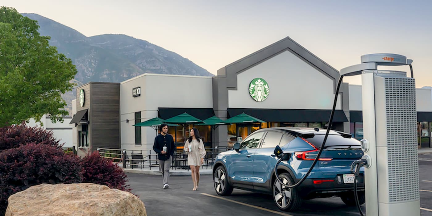 Быстрые зарядные устройства Volvo Starbucks