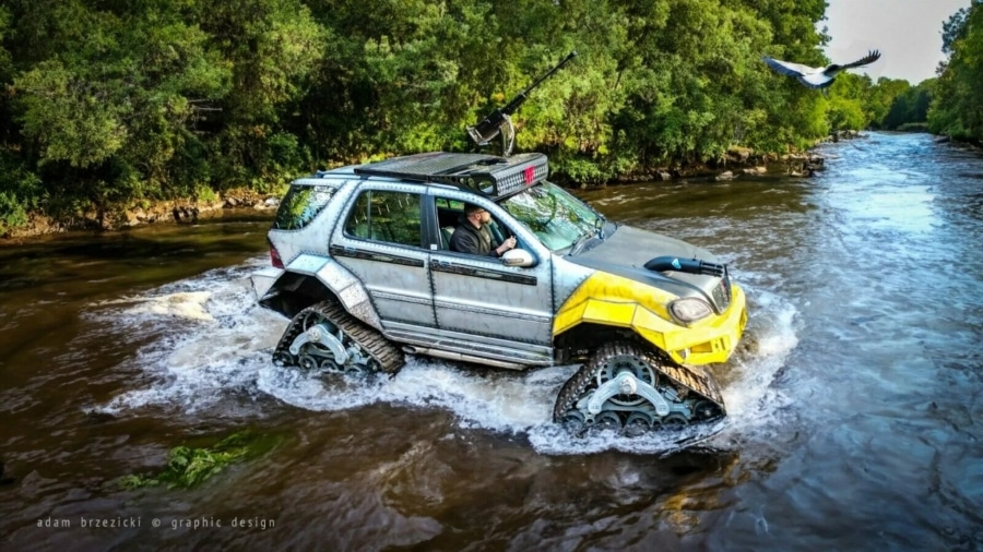 Mercedes-Benz ML на гусеничном ходу и с макетами пулеметов выставлен на продажу
