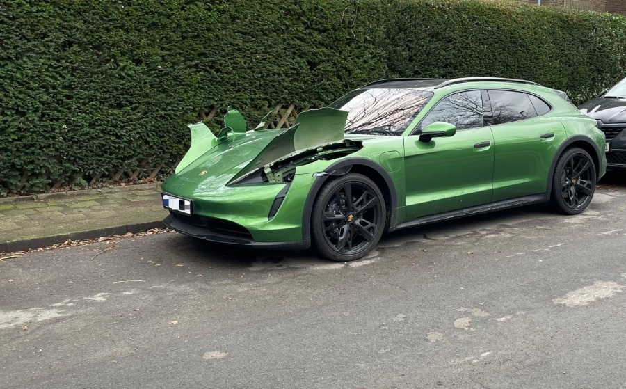 Воры самым варварским способом украли фары у Porsche Taycan