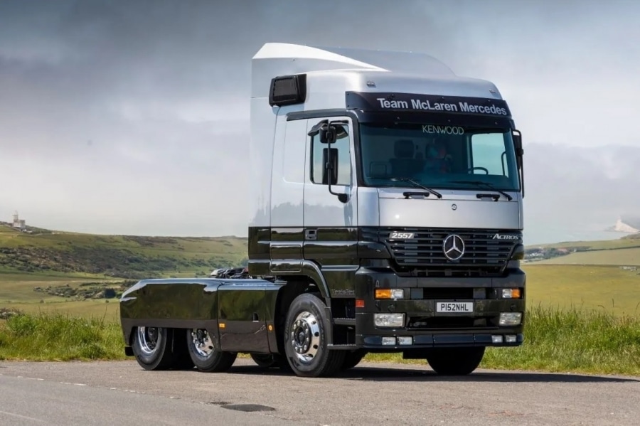 В Великобритании отреставрировали Mercedes-Benz Actros, на котором ездили болиды Формулы-1.