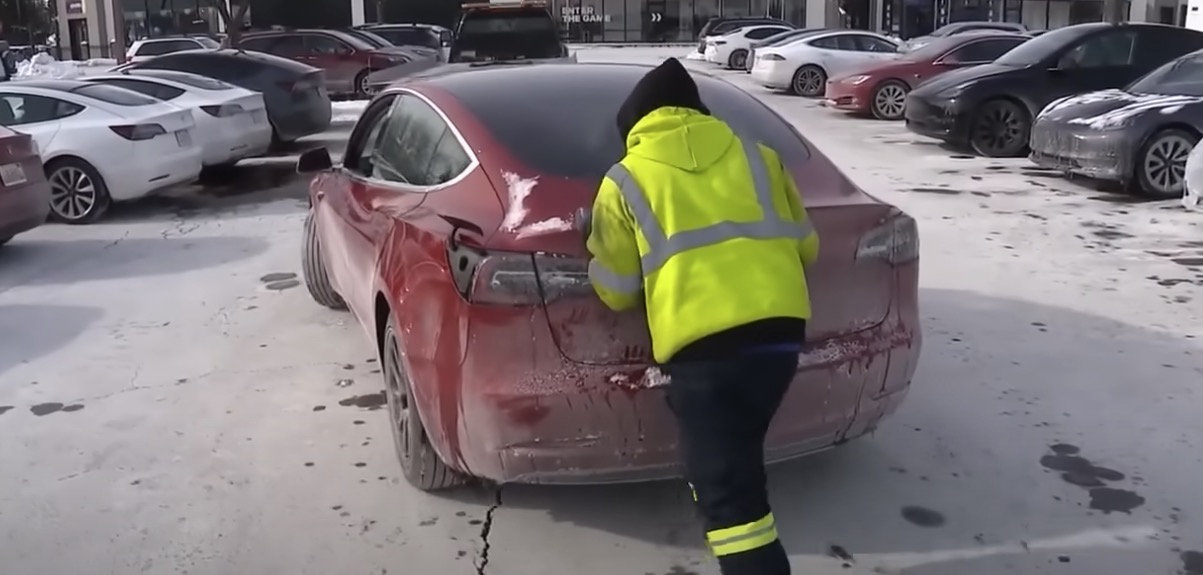 Мертвые автомобили Tesla скопились на станции Chicago Superchargers в сильный мороз
