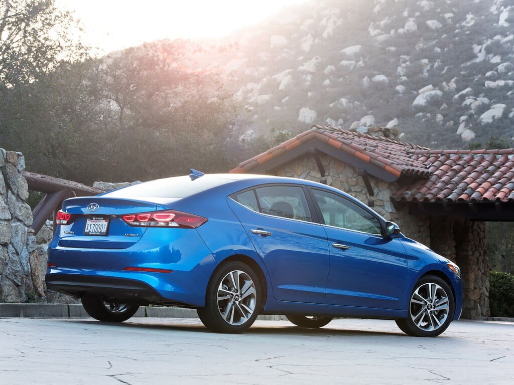 Hyundai Elantra могут отозвать из-за неисправного багажника